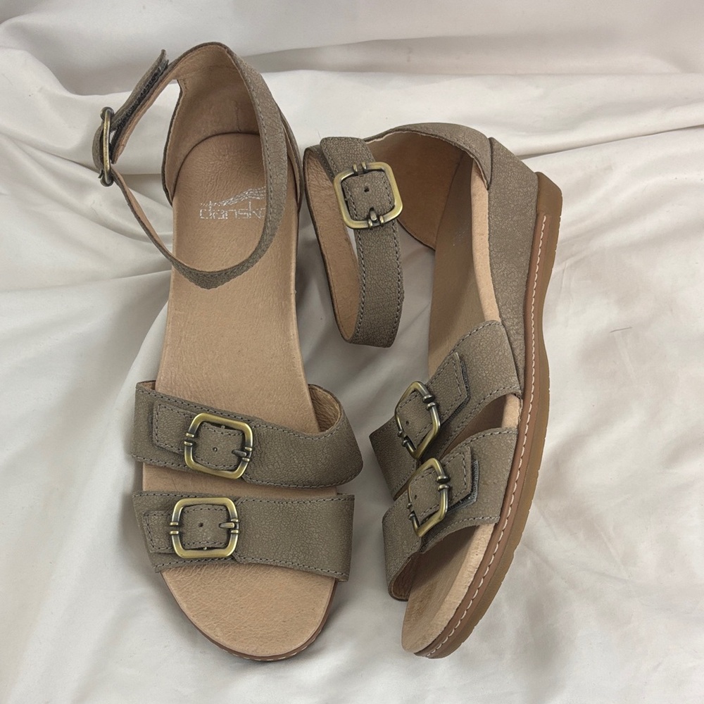 EUC Dansko sz38 stone/taupe Astrid Wedge leather comfort sandals…